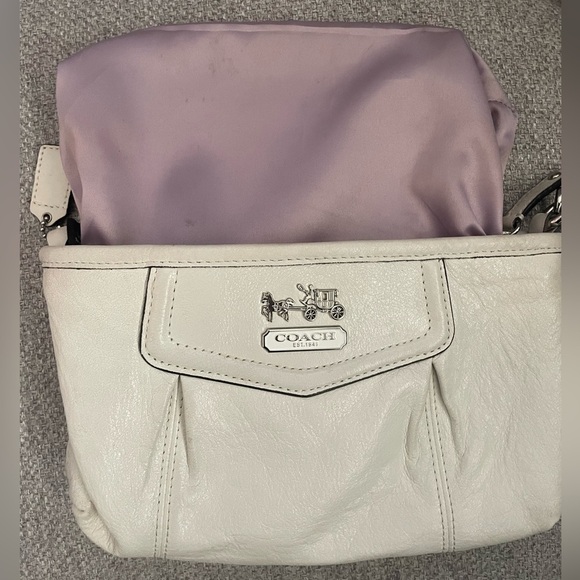 COACH- White Bag Smooth
Finish Classic Design - Picture 2 of 6